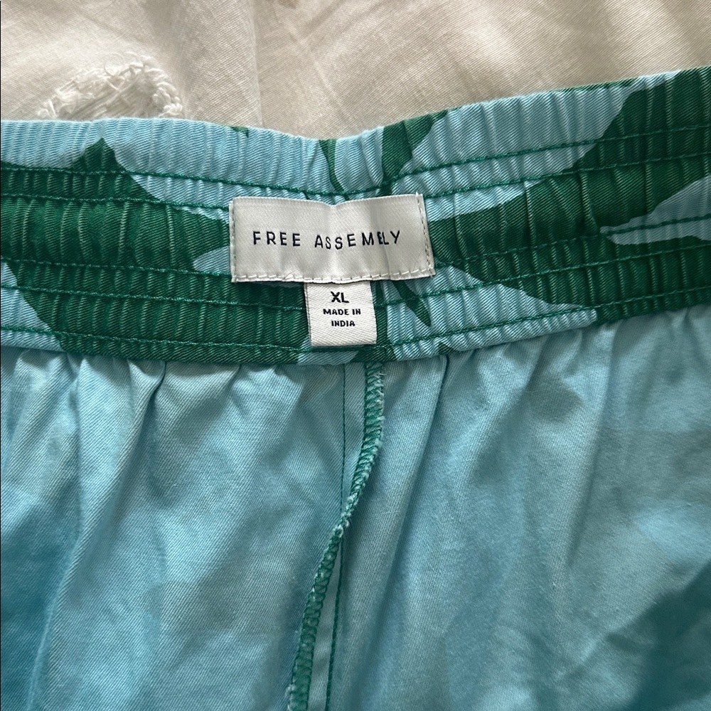 Green Leaf Print Women’s Shorts - Picture 6 of 8